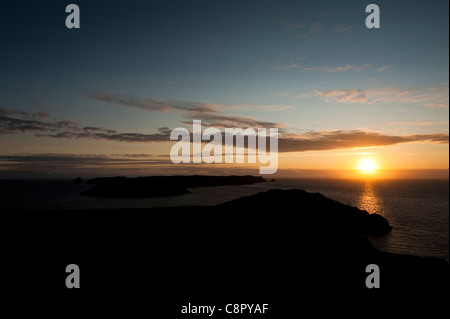 Sonnenuntergang über Wooltack Punkt und Skomer Island, South Pembrokeshire, Wales, Vereinigtes Königreich Stockfoto