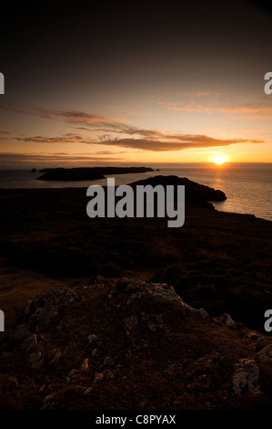 Sonnenuntergang über Wooltack Punkt und Skomer Island, South Pembrokeshire, Wales, Vereinigtes Königreich Stockfoto