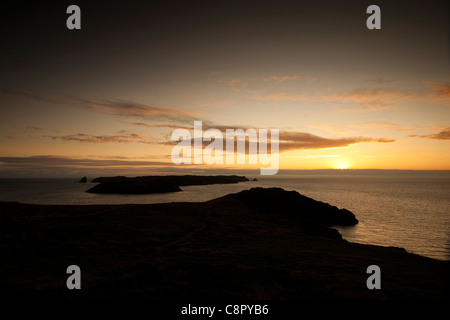 Sonnenuntergang über Wooltack Punkt und Skomer Island, South Pembrokeshire, Wales, Vereinigtes Königreich Stockfoto