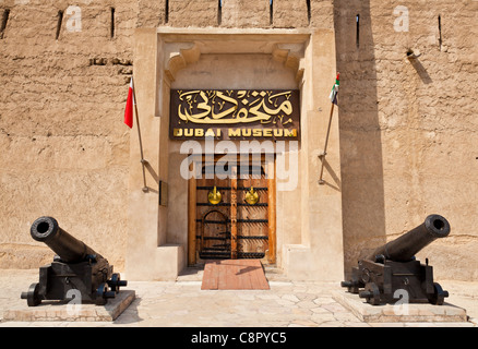 Zwei Kanonen vor die Eingangstür des Dubai Museum Vereinigte Arabische Emirate, Vereinigte Arabische Emirate, Naher Osten Stockfoto