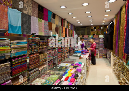 Touristischen Frau (MR) kaufen, einen Schal oder Pashmina in der Textil-Souk Dubai oder Bur Dubai Souk Dubai Vereinigte Arabische Emirate Stockfoto