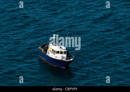 Angelboot/Fischerboot in der Nähe von Martins Haven, South Pembrokeshire, Wales, Vereinigtes Königreich Stockfoto