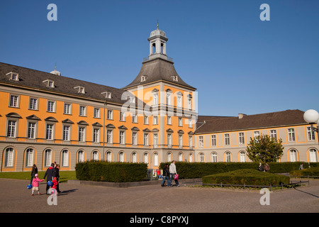 Hofgarten (Court Garden) mit Kurfuerstliches Schloss, Hauptgebäude der Universität Bonn, Deutschland Stockfoto