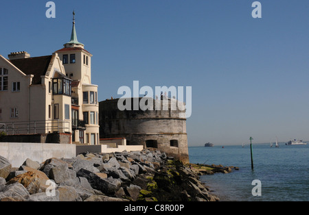 DER RUNDE TURM AM EINGANG ZUM HAFEN VON PORTSMOUTH, HAMPSHIRE Stockfoto