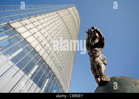 Post Tower, Sitz der Logistik-Unternehmen Deutsche Post DHL und Mercurius, eine Statue von Markus Luepertz in Bonn, Deutschland Stockfoto