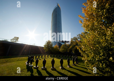 Gruppe von Skulpturen Frau De Formation von Künstlerin Tina Schwichtenberg vor dem Post Tower in Bonn, Deutschland Stockfoto