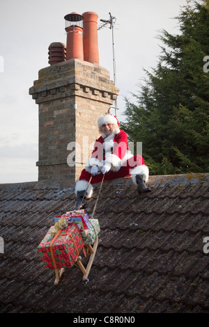 Santa Claus liefert seine Dach Top Magie UK Stockfoto