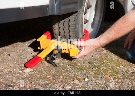 Ein Mann passt eine Sicherheit Klammer an einem Pferdeanhänger UK Stockfoto