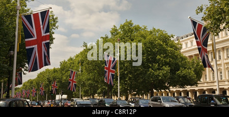 Dichten Verkehr auf der Mall, London, UK, ausgekleidet mit Union Jack-Flaggen, die königliche Hochzeit zu gedenken. Stockfoto