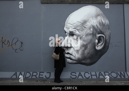 Andrei Sakharov im Bild des russischen Künstlers Dmitri Vrubel an der Berliner Mauer in der East Side Gallery in Berlin, Deutschland. Stockfoto