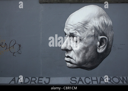 Andrei Sakharov im Bild des russischen Künstlers Dmitri Vrubel an der Berliner Mauer in der East Side Gallery in Berlin, Deutschland. Stockfoto