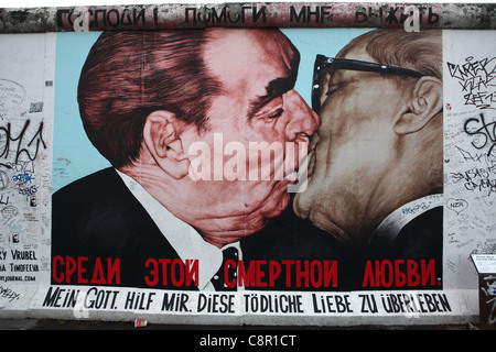 Leonid Brezhnev und Honeckers küssen abgebildet auf der Berliner Mauer in der East Side Gallery in Berlin, Deutschland. Stockfoto