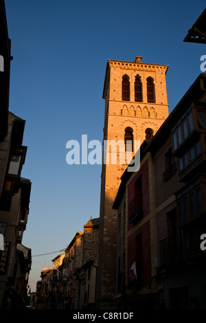 Turm der Iglesia de Santo Tomé (Thomaskirche) in Toledo, Spanien Stockfoto