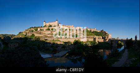 Ansicht von Toledo mit dem Alcázar oben auf dem Hügel Stockfoto