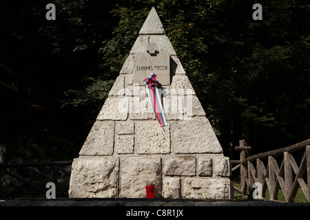 Denkmal auf dem Grab von russischen Kriegsgefangenen auf dem Weg zum Berg Vrsic pass in den Julischen Alpen, Slowenien. Stockfoto