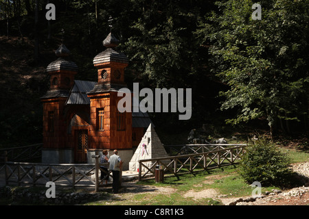 Russische Kapelle und das Grab des russischen Kriegsgefangenen auf dem Weg zu den Vrsic-Pass in den Julischen Alpen, Slowenien. Stockfoto
