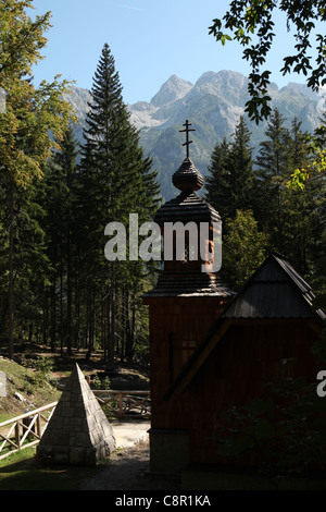 Russische Kapelle und das Grab des russischen Kriegsgefangenen auf dem Weg zu den Vrsic-Pass in den Julischen Alpen, Slowenien. Stockfoto