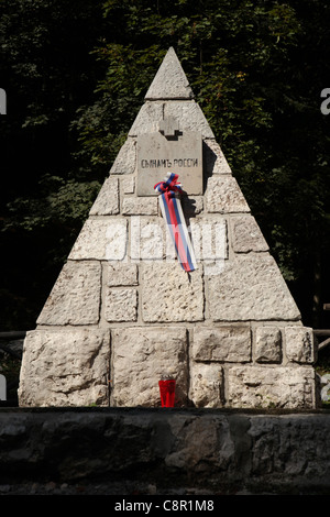 Denkmal auf dem Grab von russischen Kriegsgefangenen auf dem Weg zum Berg Vrsic pass in den Julischen Alpen, Slowenien. Stockfoto