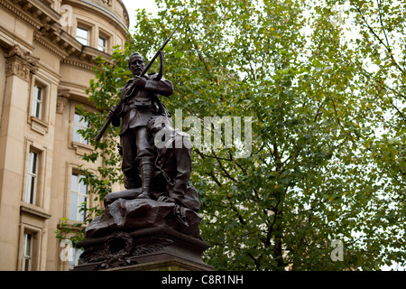 Kriegerdenkmal am St Ann's Square in Manchester UK Stockfoto