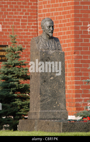 Grab von Felix Dzerzhinsky, der erste Direktor der Tscheka, vor der Kremlmauer auf dem Roten Platz in Moskau, Russland. Stockfoto