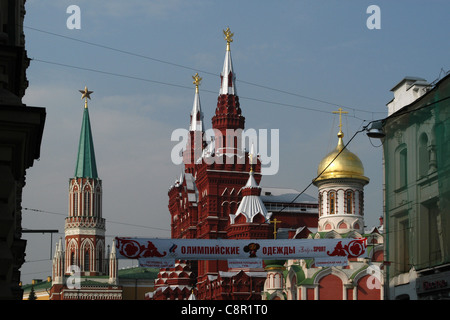 Sankt-Nikolaus Turm des Moskauer Kremls, staatliche historische Museum und die Kasaner Kathedrale auf dem Roten Platz in Moskau, Russland. Stockfoto