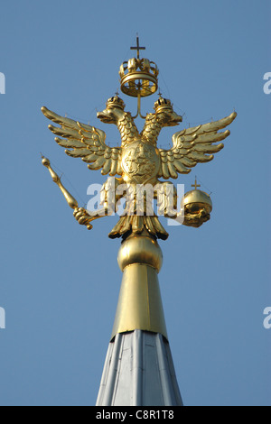 Russische Doppeladler über das Zeltdach des staatlichen historischen Museums auf dem Roten Platz in Moskau, Russland. Stockfoto