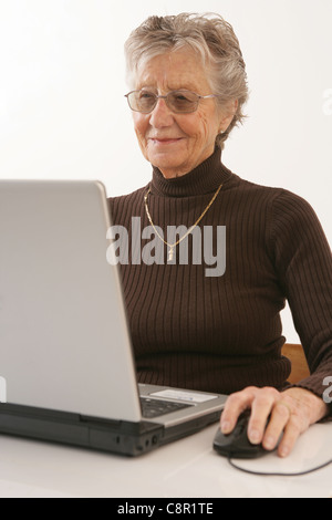 Ältere Frau mit ihrem Laptop. Stockfoto