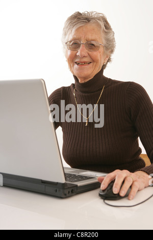 Ältere Frau mit ihrem Laptop. Stockfoto