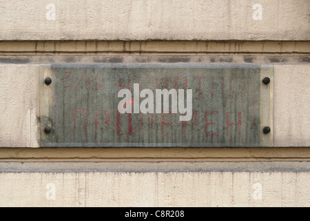 Inschrift in russischer Sprache: Wohnung überprüft hat. Inschrift von 1945 wurde von sowjetischen Soldaten in Wien durchgeführt. Stockfoto