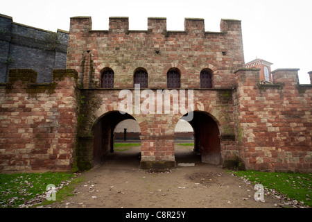 Rekonstruktion der das Nordtor des Roman Fort vor Ort in Castlefield in Manchester UK Stockfoto