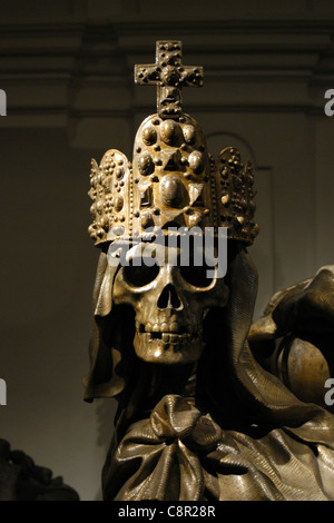 Tod in der Kaiserkrone. Detail des Grabes des Heiligen römische Emperor Charles VI. in der Kapuzinergruft in Wien, Österreich. Stockfoto