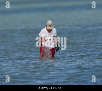 Mann Angeln auf Sanibel Island, Florida, USA Stockfoto