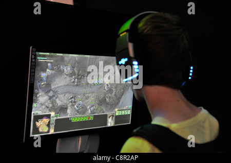 männlichen Teenager spielt Computer-Rollenspiel auf der Gamescom Messe in Köln Stockfoto