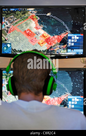 männlichen Teenager spielt Computer-Rollenspiel auf der Gamescom Messe in Köln Stockfoto