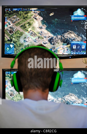 männlichen Teenager spielt Computer-Rollenspiel auf der Gamescom Messe in Köln Stockfoto