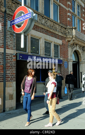 Passanten Aldgate East unterirdischen Station Tower Hamlets Osten London England UK Stockfoto