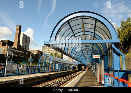 Plattform mit Baldachin alle Heiligen Docklands Light Railway DLR Station Poplar Tower Hamlets East London England UK Stockfoto