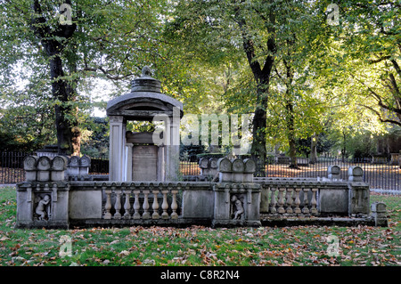 Grab des Architekten Sir John Soane St Pancras alte Kirche beeinflusst die Gestaltung von Giles Gilbert Scott von der roten Telefonzelle Stockfoto
