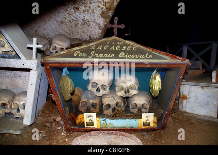 Neapel, Italien: Friedhof Fontanelle, Schädel in einem Schrank Stockfoto