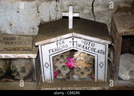 Neapel, Italien: Friedhof Fontanelle, zwei Schädel in einem Schrank Stockfoto