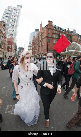 31. Oktober 2011, London, UK. Demonstranten verkleiden sich als Zombies für die Zombie-Banker-Flashmob in der City of London, UK Uncut organisiert. Foto: Bettina Strenske Stockfoto