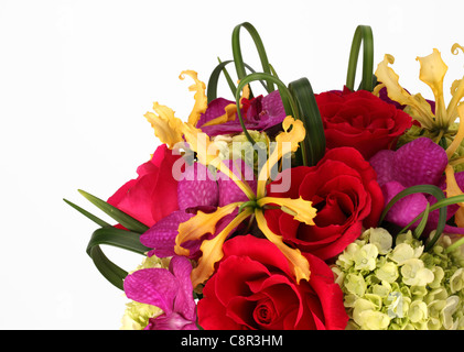 Eine Nahaufnahme von einem bunten Blumenstrauß. Rote Rosen, Creme Hortensie, Gelbe Orchidee [Laelia], lila Orchidee [Vanda] Stockfoto