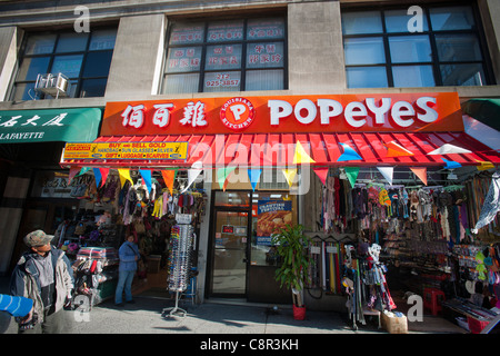 Ein Popeye Louisiana Küche Restaurant in Chinatown in New York mit zweisprachigen Beschilderung Stockfoto