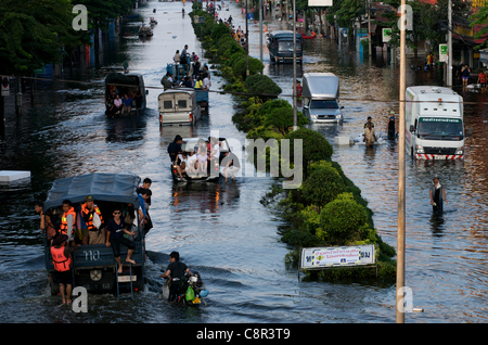 Bangkok Bewohner fliehen Überschwemmung auf Phahon Yothin Road, Bangkok, Thailand am Montag, den 31. Oktober 2011. Thailand erlebt die schlimmste Überschwemmung in mehr als 50 Jahren. Kreditrahmen: Kraig Lieb/Alamy Leben Nachrichten. Stockfoto