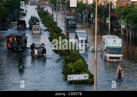 Bangkok Einwohner fliehen Überflutung auf Phahon Yothin Road, Bangkok, Thailand auf Montag, 31. Oktober 2011. Thailand erlebt den schlimmsten Überschwemmungen seit mehr als 50 Jahren. Kredit: Kraig Lieb Stockfoto