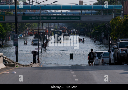 Bangkok Bewohner fahren Sie durch Hochwasser auf Phahon Yothin Road, Bangkok, Thailand, Südostasien am Montag, den 31. Oktober 2011. Thailand erlebt die schlimmste Überschwemmung in mehr als 50 Jahren. © kraig Lieb Stockfoto