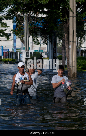 Bangkok Bewohner durch Hochwasser auf Phahon Yothin Road, Bangkok, Thailand, Südostasien am Montag, den 31. Oktober 2011 Wade. Thailand erlebt die schlimmste Überschwemmung in mehr als 50 Jahren. Quelle: Kraig Lieb Stockfoto