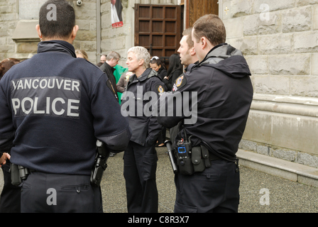 Im Vorgriff auf einen Protest warten Vancouver Polizei an der Kirche des Heiligen Rosenkranzes. Vancouver Stadt - 30. Oktober 2011 Stockfoto