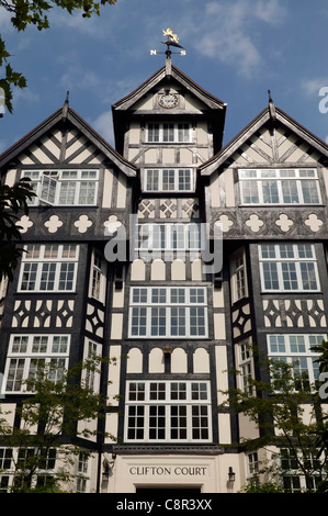 Clifton Court ein mock Tudor fronted Villa in St. Johns Wood, Lond Stockfoto