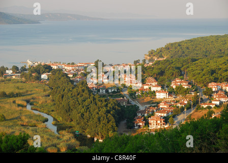 AKYAKA, TÜRKEI. Ein Sonnenaufgang Blick auf die Stadt, den Fluss Azmak und Golf von Gökova. 2011. Stockfoto